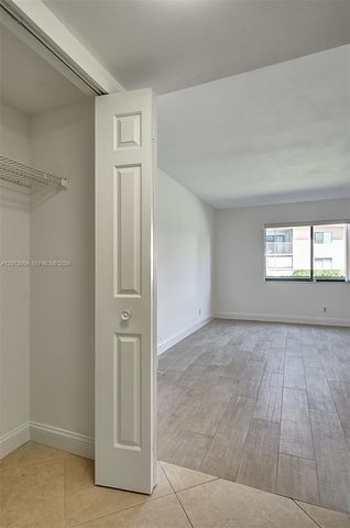231 Lakeview Drive 103, Weston, FL 33326
