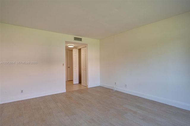 231 Lakeview Drive 103, Weston, FL 33326