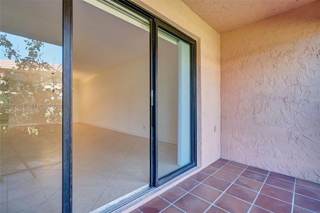 231 Lakeview Drive 103, Weston, FL 33326