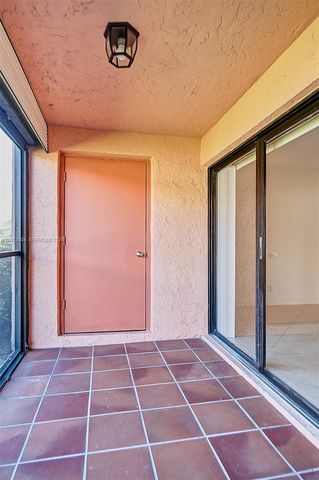 231 Lakeview Drive 103, Weston, FL 33326