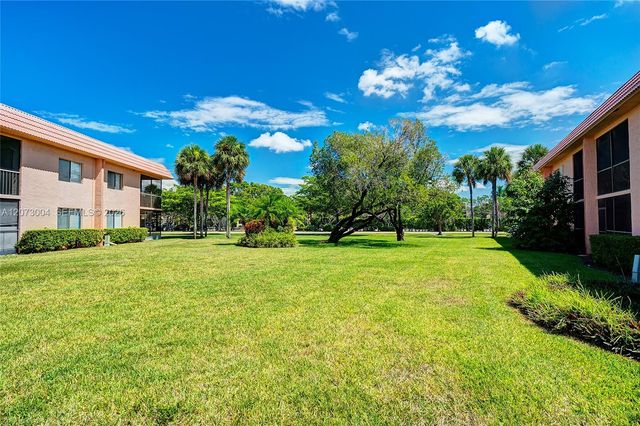 231 Lakeview Drive 103, Weston, FL 33326