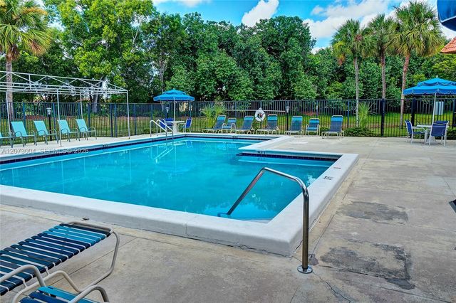 231 Lakeview Drive 103, Weston, FL 33326