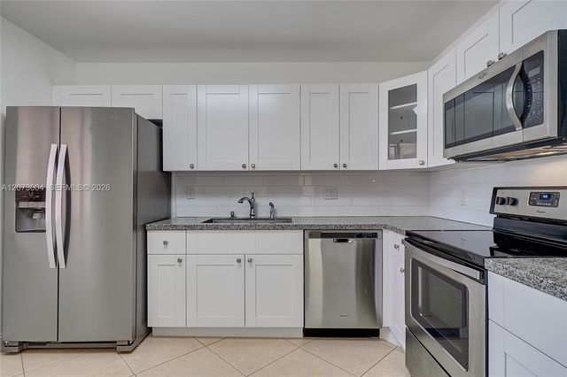 231 Lakeview Drive 103, Weston, FL 33326