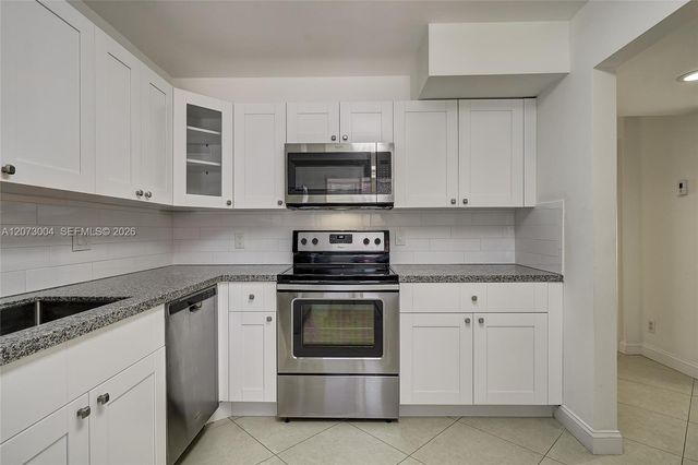 231 Lakeview Drive 103, Weston, FL 33326