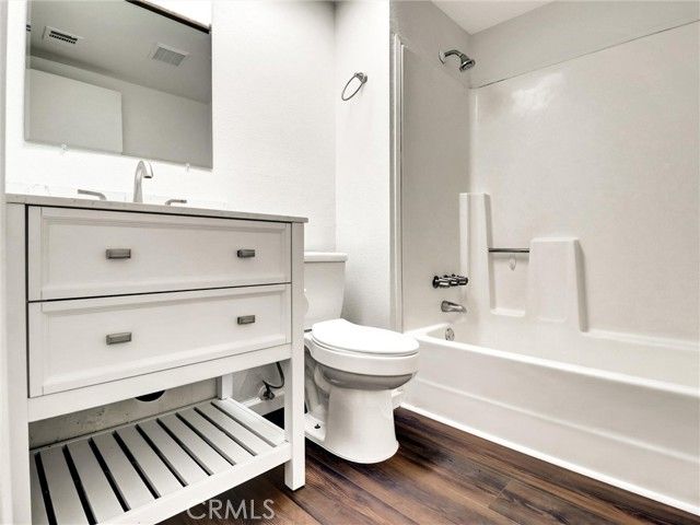 51225 Eisenhower Drive B, La Quinta, CA 92253