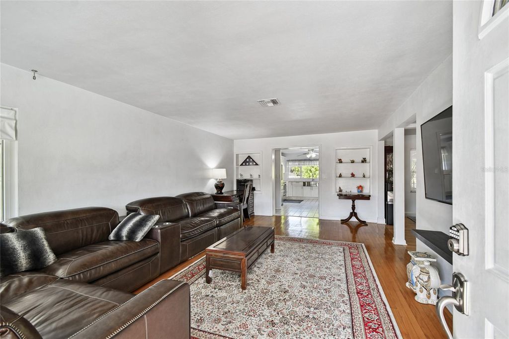 Image 6 of property listing at 4315 W FAIR OAKS AVENUE, Tampa, FL 33611