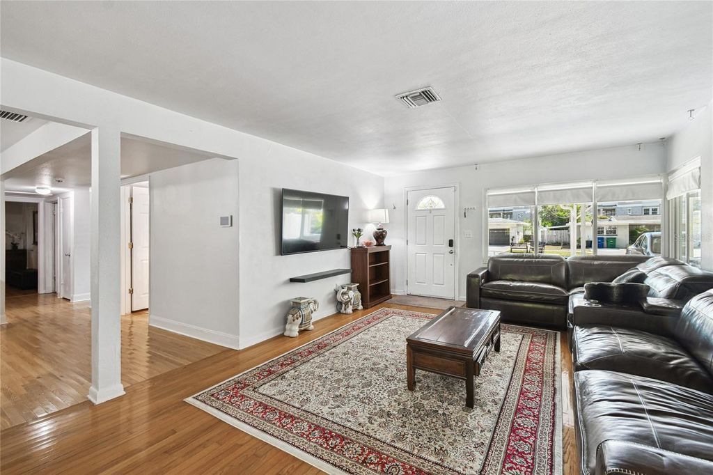 Image 7 of property listing at 4315 W FAIR OAKS AVENUE, Tampa, FL 33611