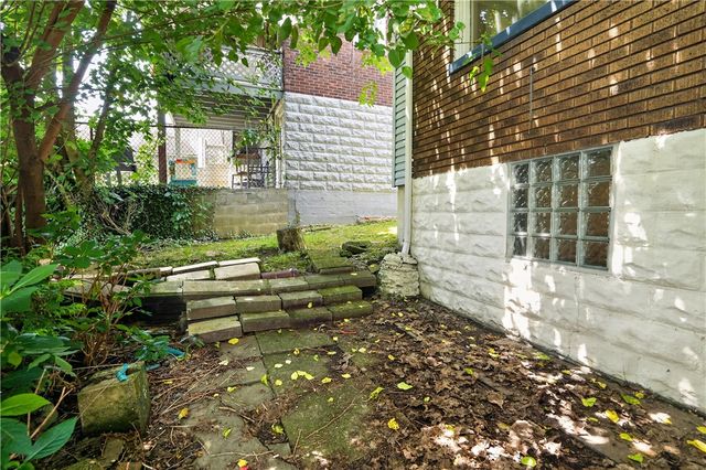 410 Carl St, Mt Oliver, PA 15210