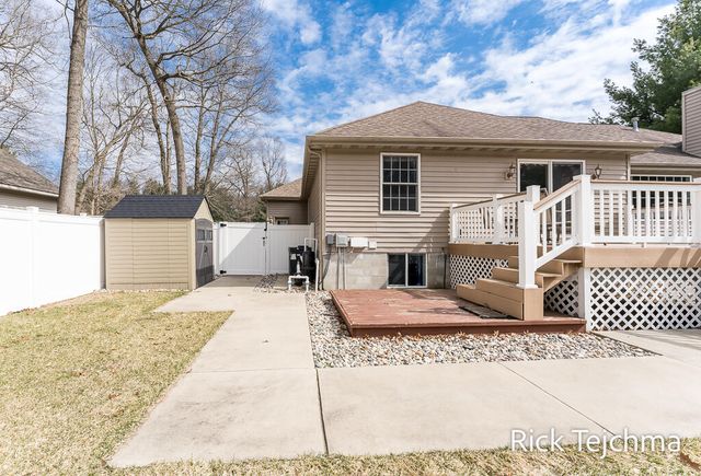 2055 Rambling Oak Drive, Muskegon Twp, MI 49445