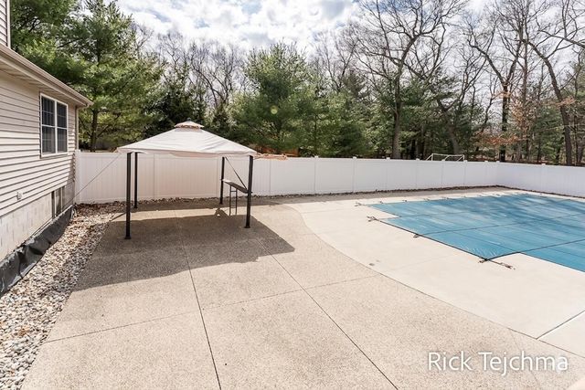 2055 Rambling Oak Drive, Muskegon Twp, MI 49445