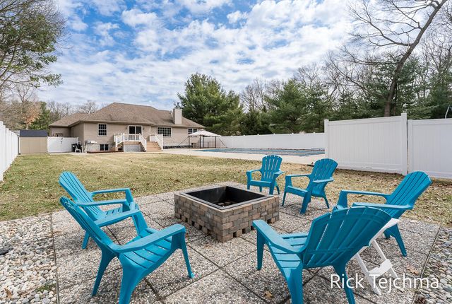 2055 Rambling Oak Drive, Muskegon Twp, MI 49445