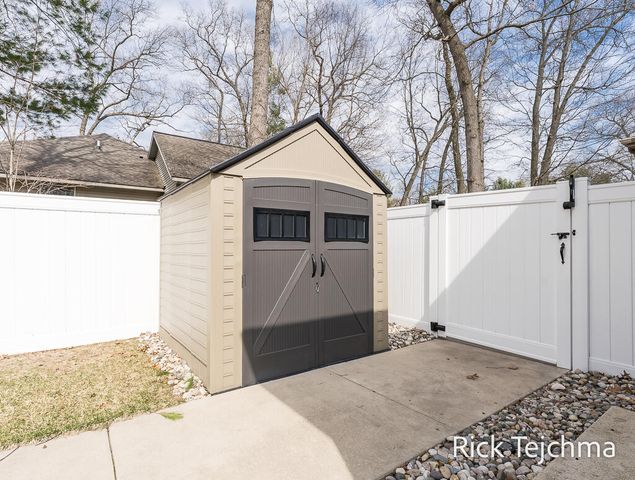 2055 Rambling Oak Drive, Muskegon Twp, MI 49445