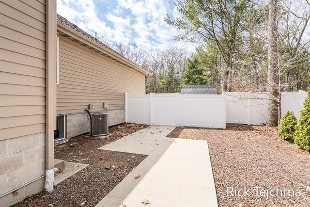 2055 Rambling Oak Drive, Muskegon Twp, MI 49445