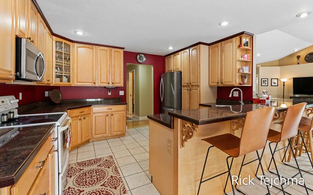 2055 Rambling Oak Drive, Muskegon Twp, MI 49445