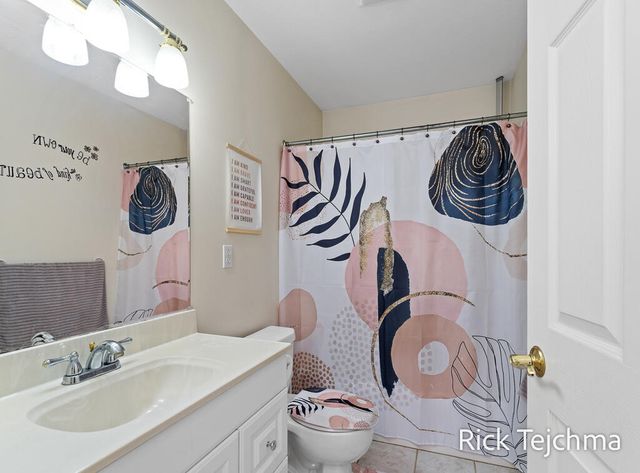 2055 Rambling Oak Drive, Muskegon Twp, MI 49445