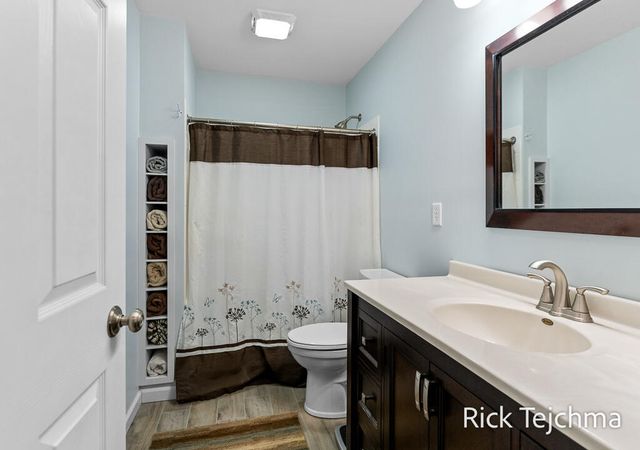 2055 Rambling Oak Drive, Muskegon Twp, MI 49445