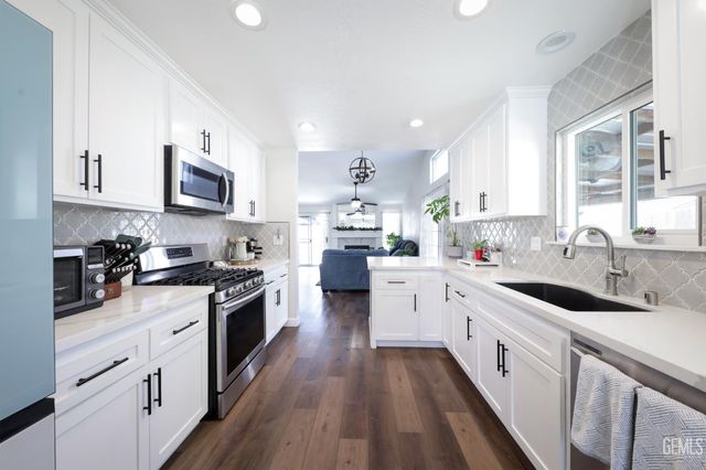 9016 Saint Jean Court, Bakersfield, CA 93312