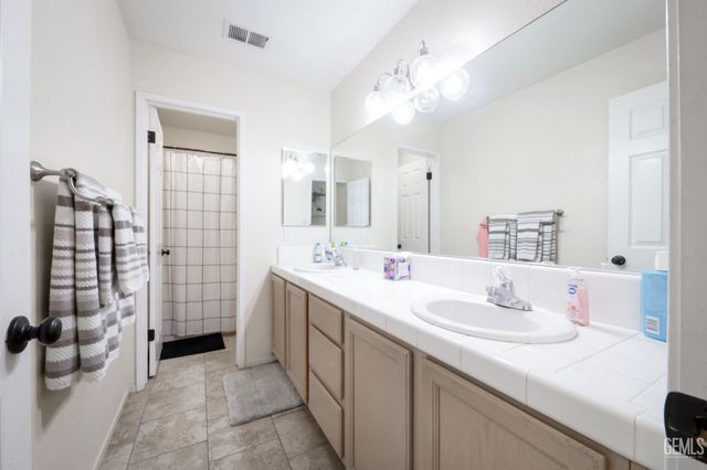 9016 Saint Jean Court, Bakersfield, CA 93312