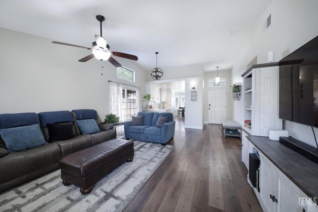 9016 Saint Jean Court, Bakersfield, CA 93312