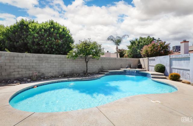 9016 Saint Jean Court, Bakersfield, CA 93312