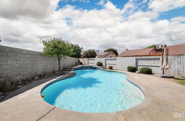 9016 Saint Jean Court, Bakersfield, CA 93312