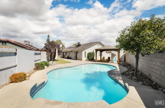 9016 Saint Jean Court, Bakersfield, CA 93312