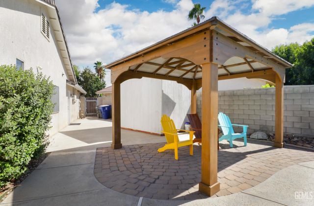 9016 Saint Jean Court, Bakersfield, CA 93312