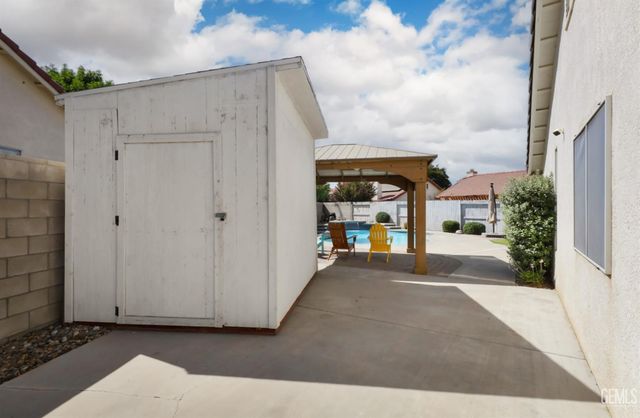 9016 Saint Jean Court, Bakersfield, CA 93312