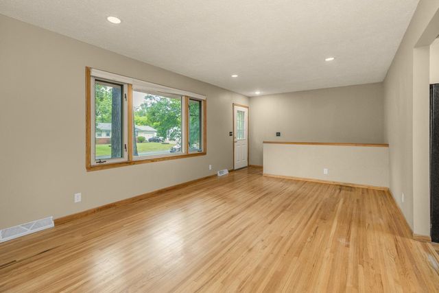 5901 6th Street NE, Fridley, MN 55432