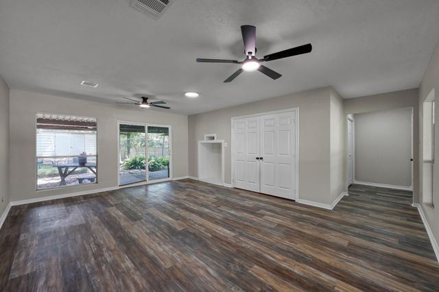 107 Shadylyn Drive, Conroe, TX 77304