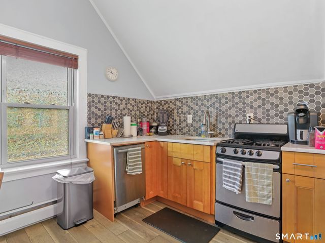 28 Dolsen Place, Stamford, CT 06901