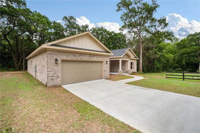 7032 Country Oaks Drive N, Irvington, AL 36544
