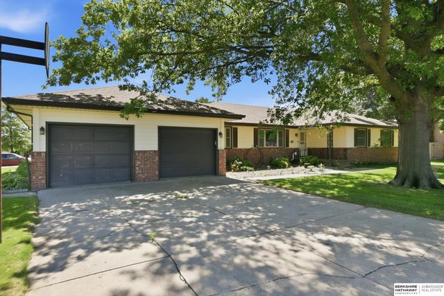 201 Barrington Drive, Gretna, NE 68028
