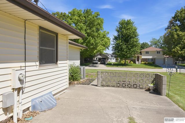 201 Barrington Drive, Gretna, NE 68028