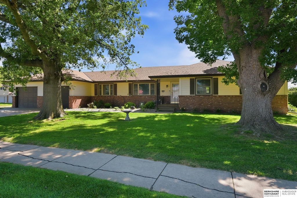 201 Barrington Drive, Gretna, NE 68028