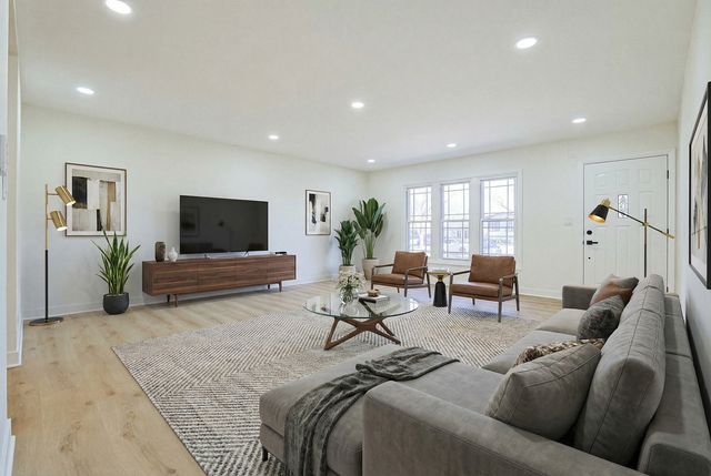 7784 Huntington Circle S, Hanover Park, IL 60133