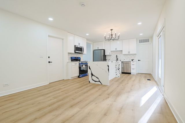 7784 Huntington Circle S, Hanover Park, IL 60133