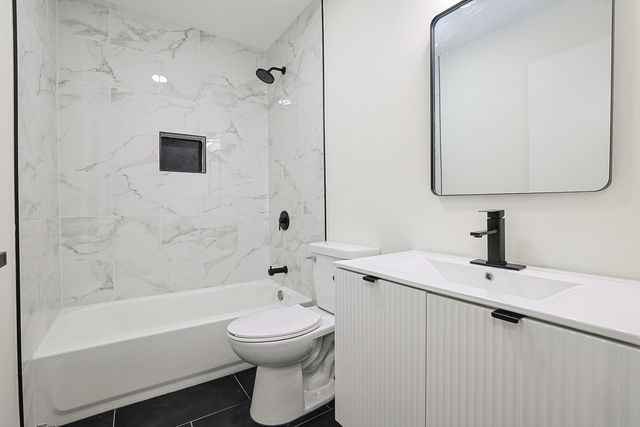 7784 Huntington Circle S, Hanover Park, IL 60133