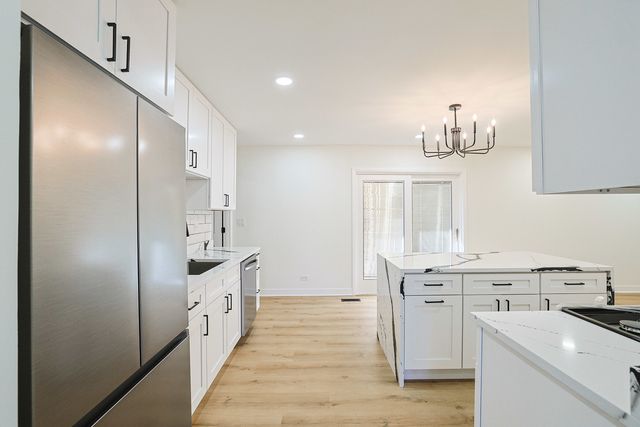 7784 Huntington Circle S, Hanover Park, IL 60133