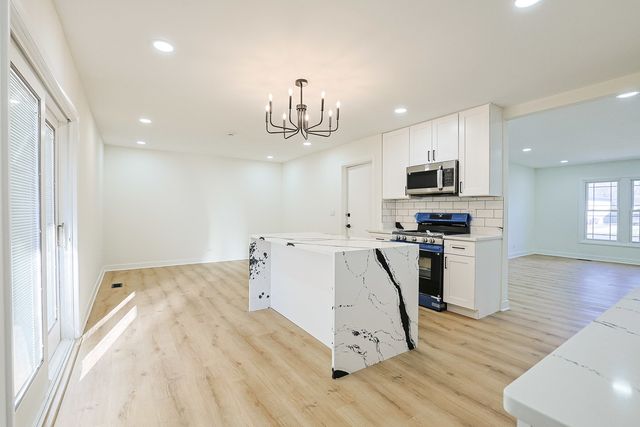 7784 Huntington Circle S, Hanover Park, IL 60133