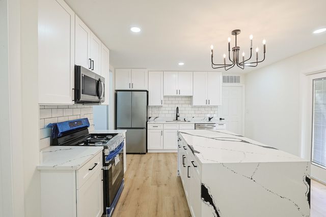 7784 Huntington Circle S, Hanover Park, IL 60133