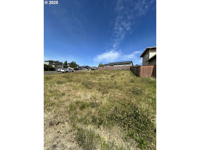 1001 E 9TH St, Lafayette, OR 97127