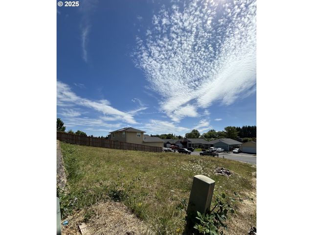 1001 E 9TH St, Lafayette, OR 97127