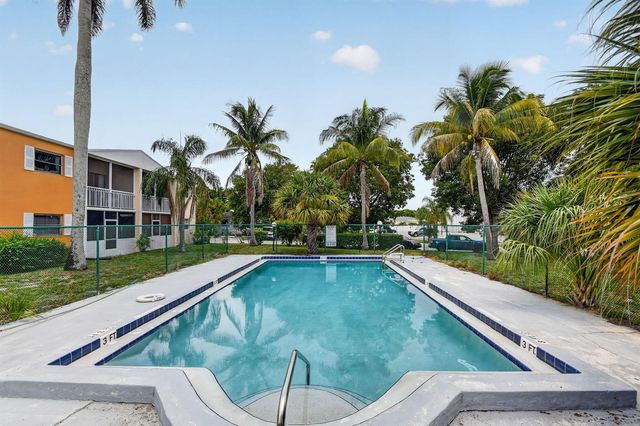1505 Crescent Circle B24, Lake Park, FL 33403