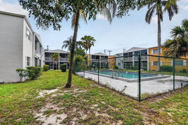 1505 Crescent Circle B24, Lake Park, FL 33403