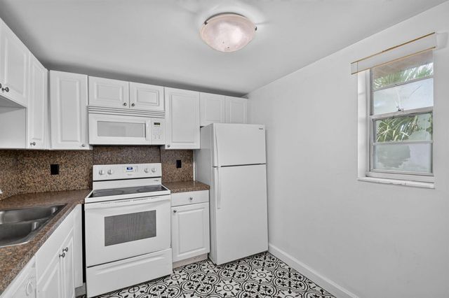 1505 Crescent Circle B24, Lake Park, FL 33403
