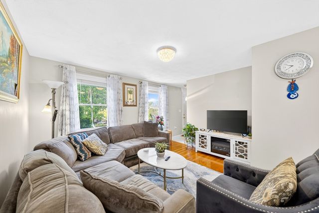 8 Sparrow Ln, Peabody, MA 01960