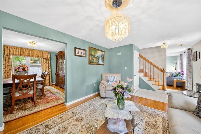 8 Sparrow Ln, Peabody, MA 01960