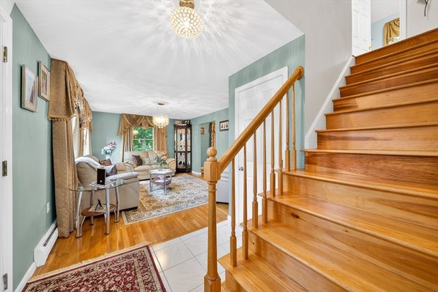 8 Sparrow Ln, Peabody, MA 01960