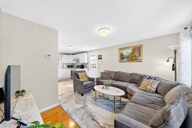 8 Sparrow Ln, Peabody, MA 01960